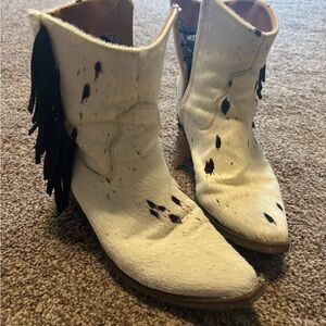 Dingo Leather Upper Boots with Blue and Tan Design